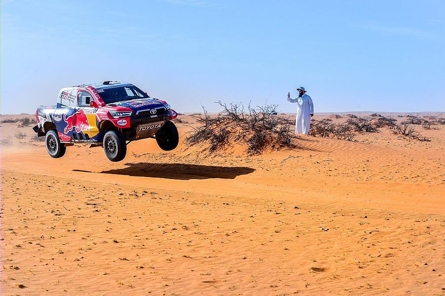 العطية والسيف يعززان صدارتهما والغفيلي يحافظ على ترتيبه في رالي حائل تويوتا الدولي 2021