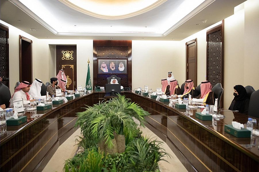 سمو الأمير خالد الفيصل يستعرض آخر التجهيزات لسباق "فورمولا 1" السعودية