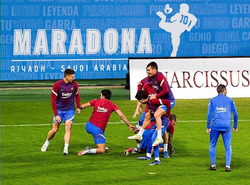 مدربا برشلونة الإسباني وبوكاجونيورز الأرجنتيني يشيدان بتنظيم المملكة لكأس مارادونا وتكريمها للأسطورة العالمية